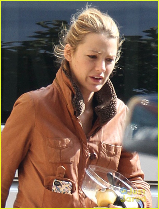 Blake Lively: 'Gossip Girl' Set with Her Dogs | Photo 503870 - Photo ...