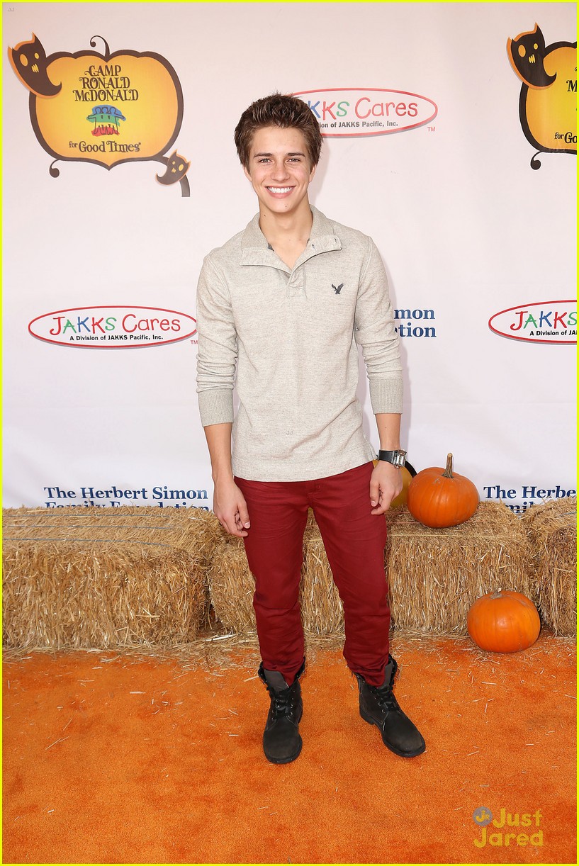 Full Sized Photo of olivia holt coco jones carnival pier 20 | Olivia