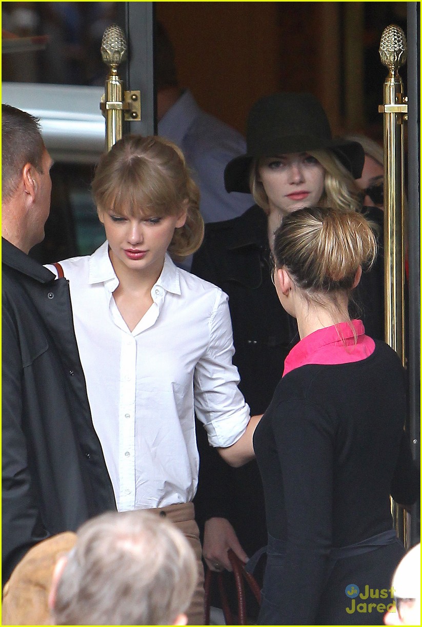Full Sized Photo of taylor swift emma stone paris lunch 07 | Taylor