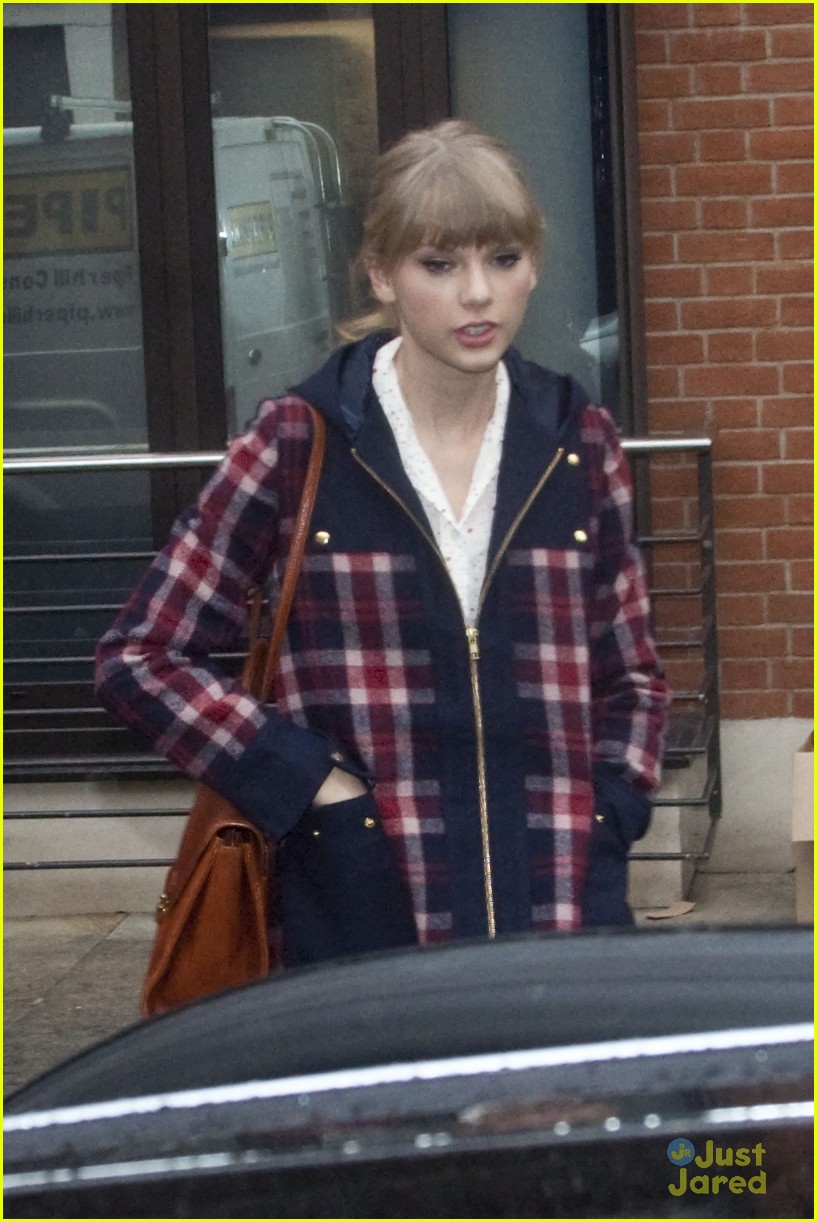 Full Sized Photo of taylor swift xfactor uk 02 | Taylor Swift Performs