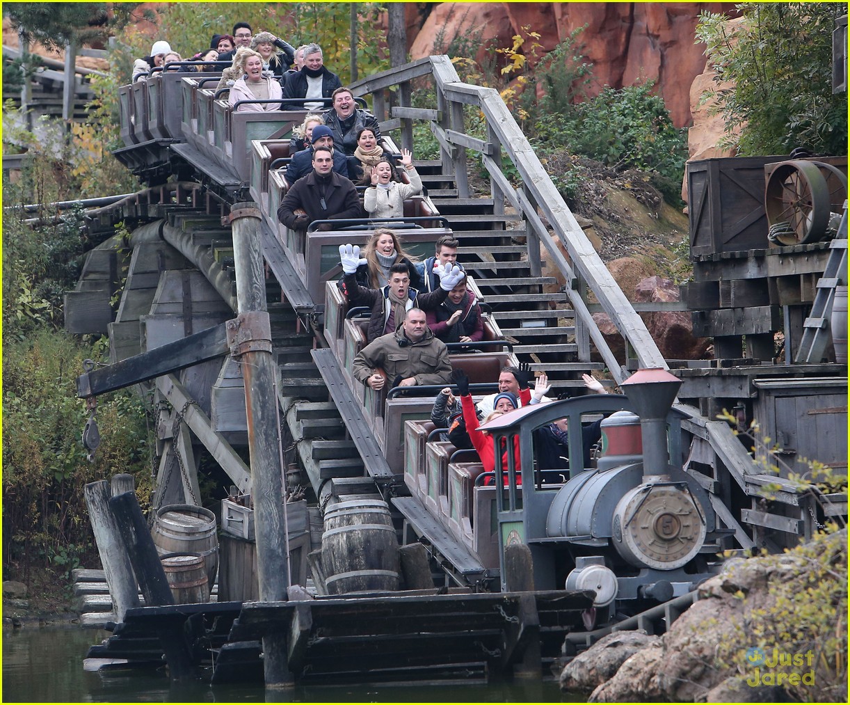 Ella Henderson: Disneyland Paris with Union J! | Photo 509826 - Photo ...