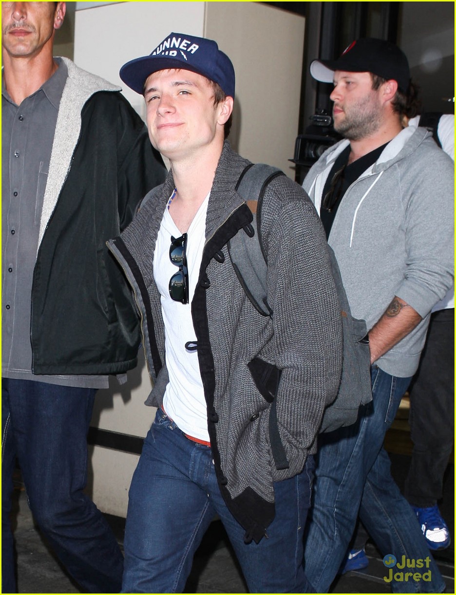 Josh Hutcherson & Jennifer Lawrence: LAX Layover | Photo 511180 - Photo ...