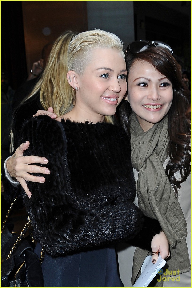 Miley Cyrus: Fan Friendly in New York City | Photo 511438 - Photo
