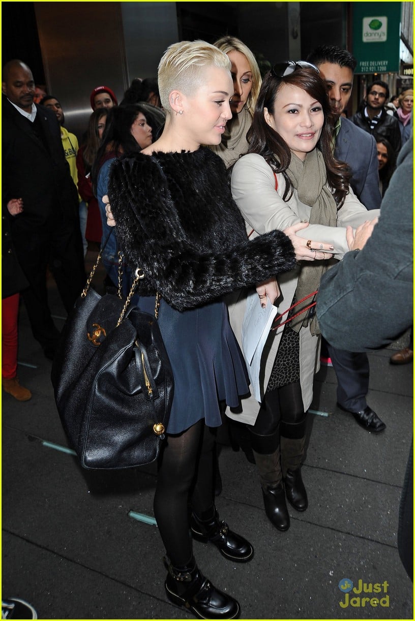 Miley Cyrus: Fan Friendly in New York City | Photo 511440 - Photo