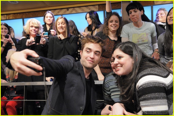 Robert Pattinson is Live! with Kelly & Michael | Photo 508406 - Photo ...