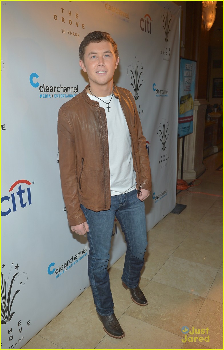 Scotty McCreery & Phillip Phillips Grove Tree Lighting Ceremony