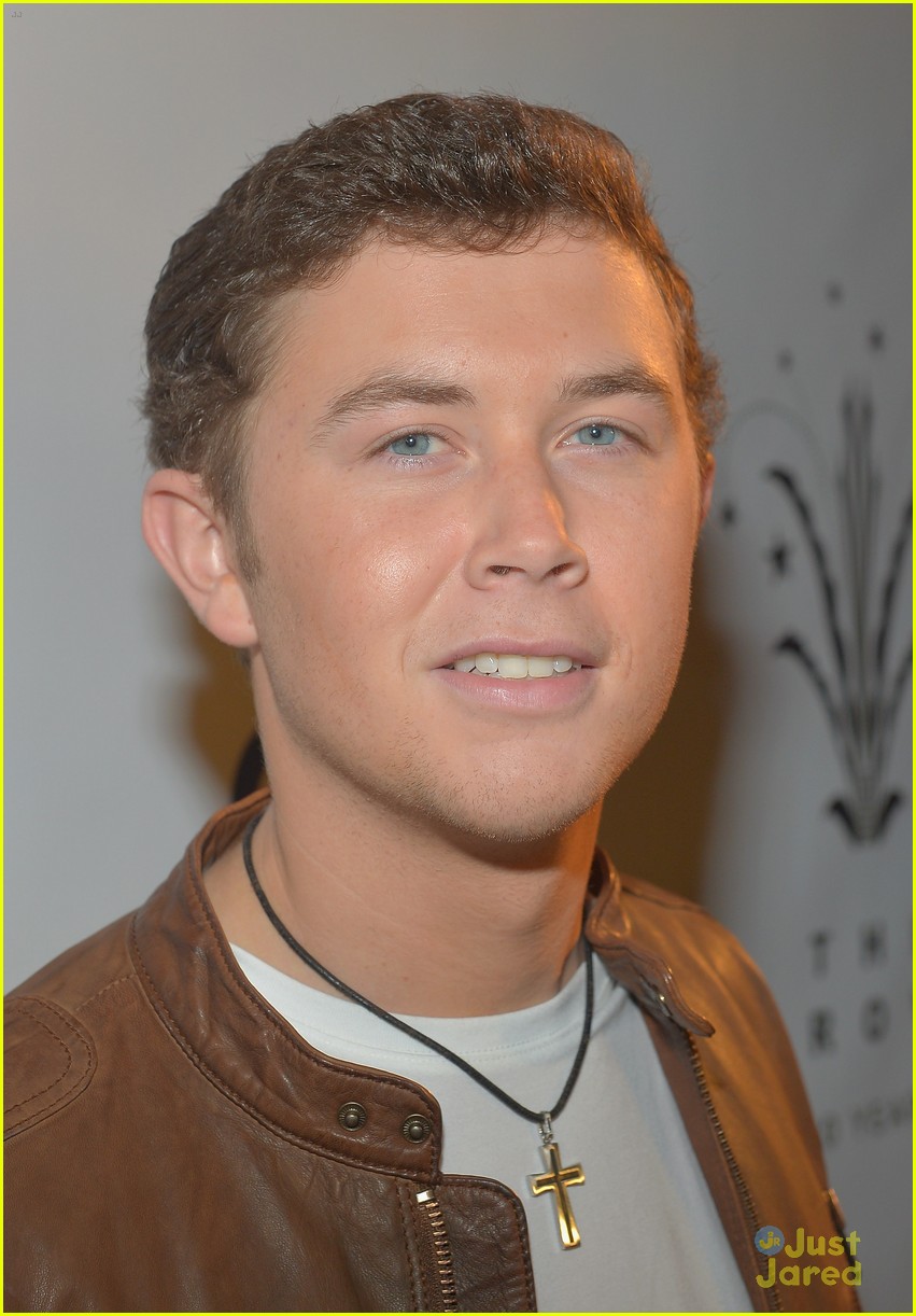 Scotty McCreery & Phillip Phillips Grove Tree Lighting Ceremony