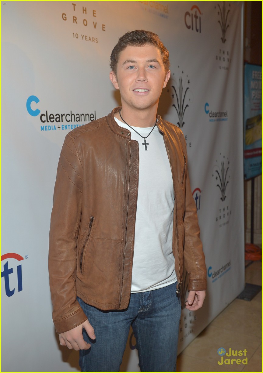 Scotty McCreery & Phillip Phillips Grove Tree Lighting Ceremony