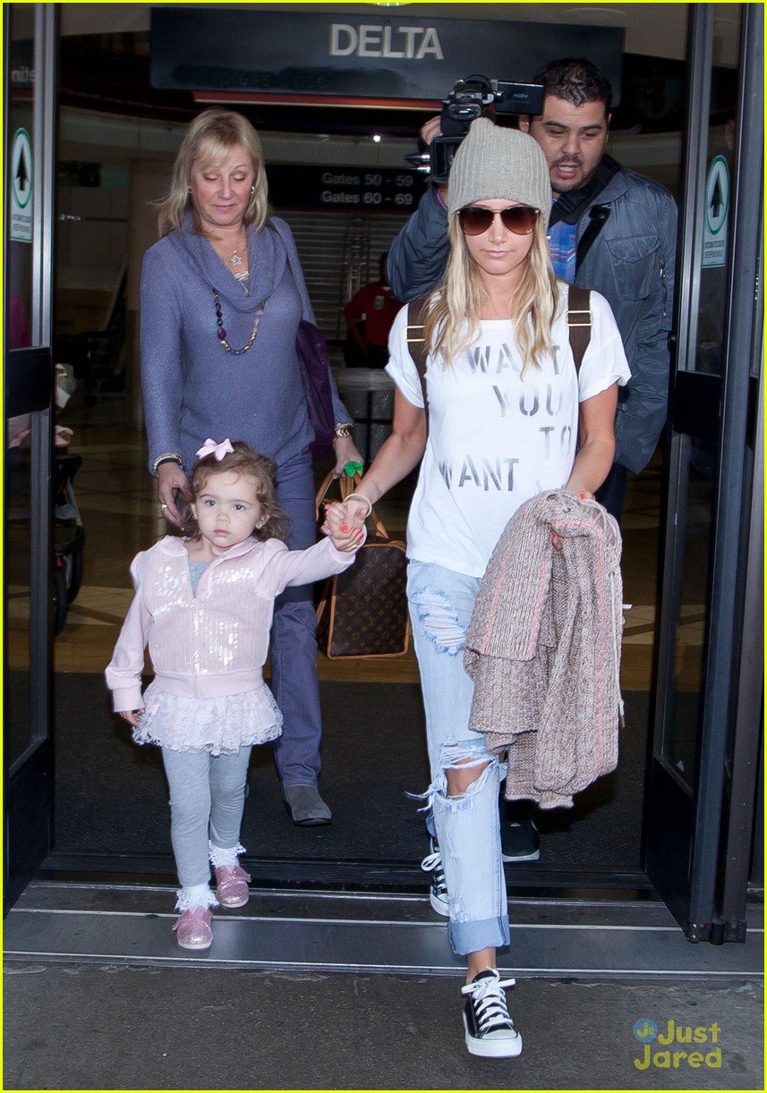 Ashley Tisdale: LAX Landing with Niece Mikayla | Photo 512497 - Photo