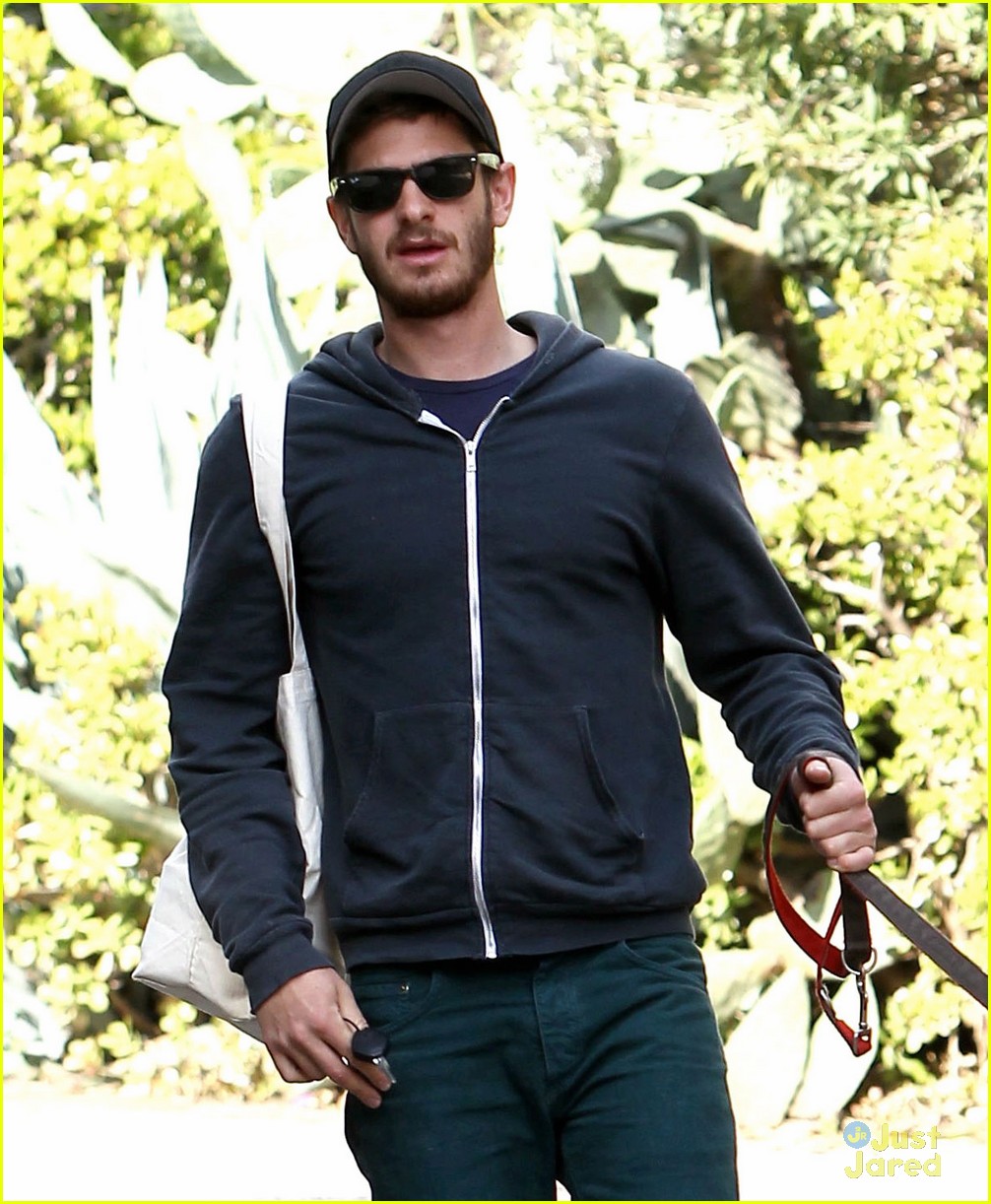 Andrew Garfield Walks the Dog on Christmas Eve | Photo 520123 - Photo ...