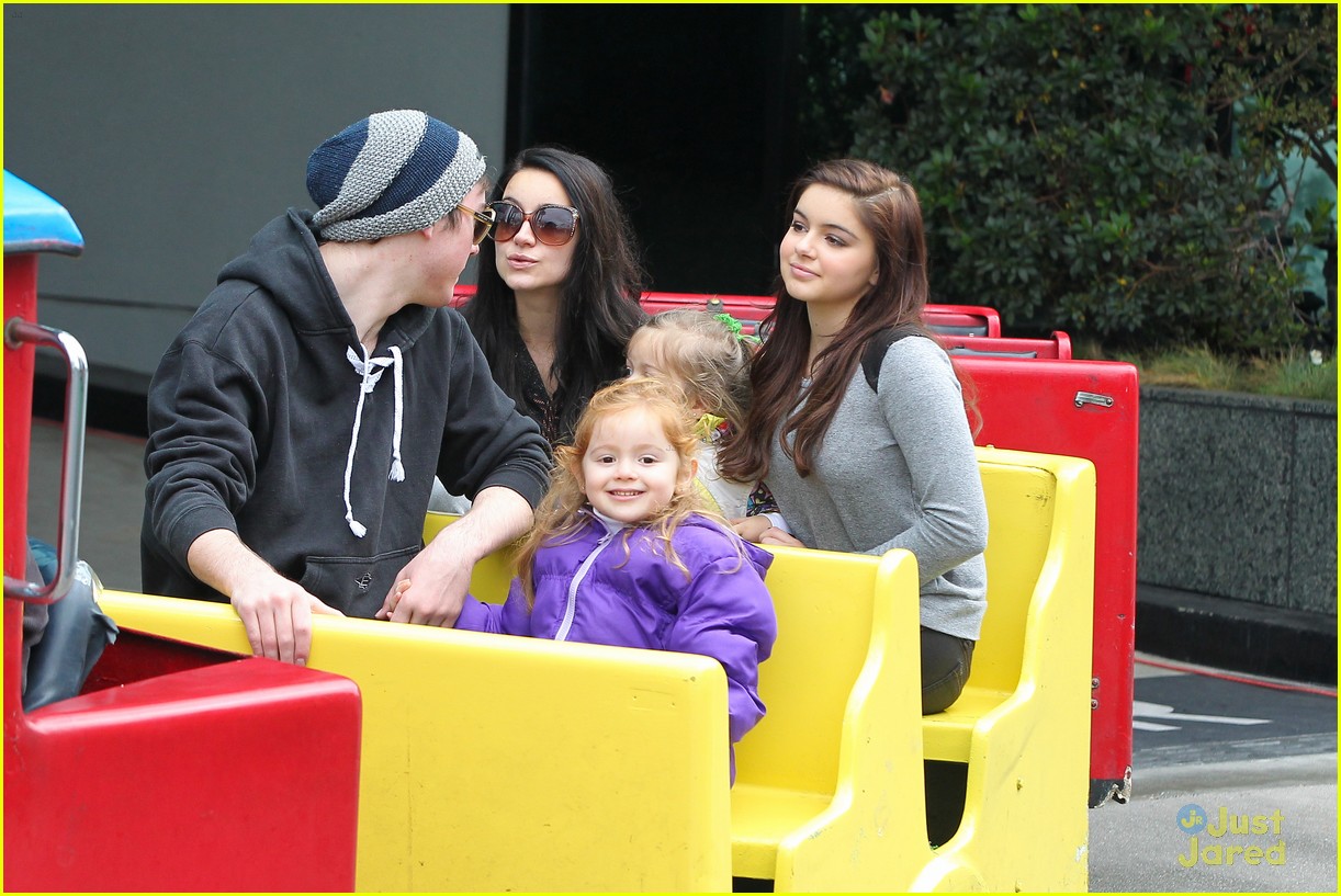 Full Sized Photo of ariel winter santa visit 08 | Ariel Winter: Santa