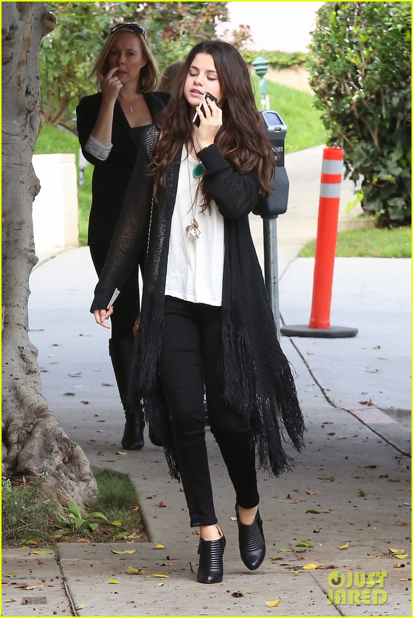 Selena Gomez Out For a Meeting April 25, 2012 – Star Style