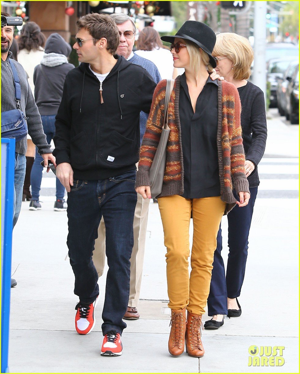 Julianne Hough & Ryan Seacrest Sightseeing with His Parents! Photo 519925 Photo Gallery