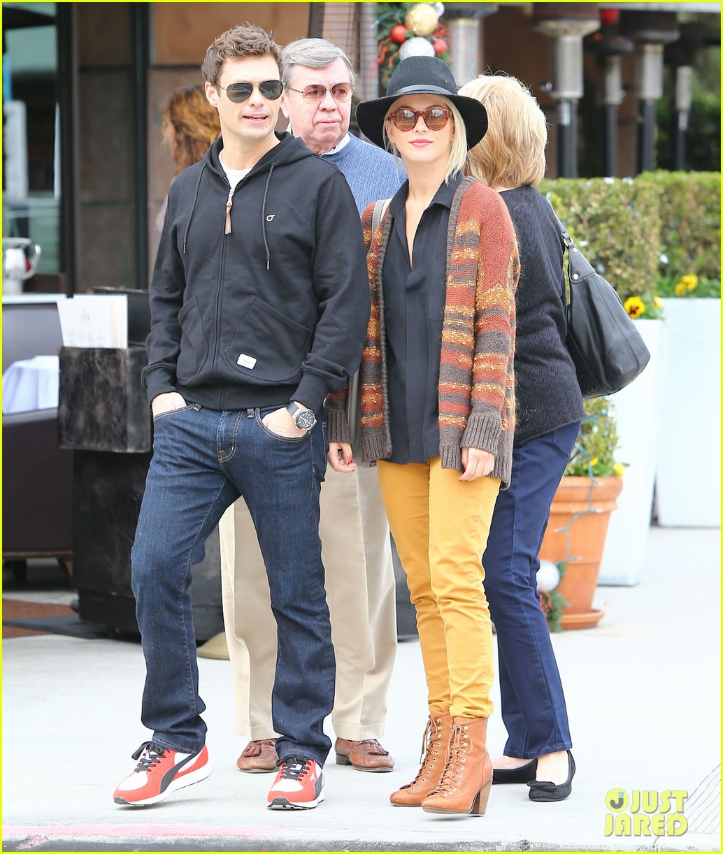 Julianne Hough & Ryan Seacrest: Sightseeing with His Parents! | Photo ...
