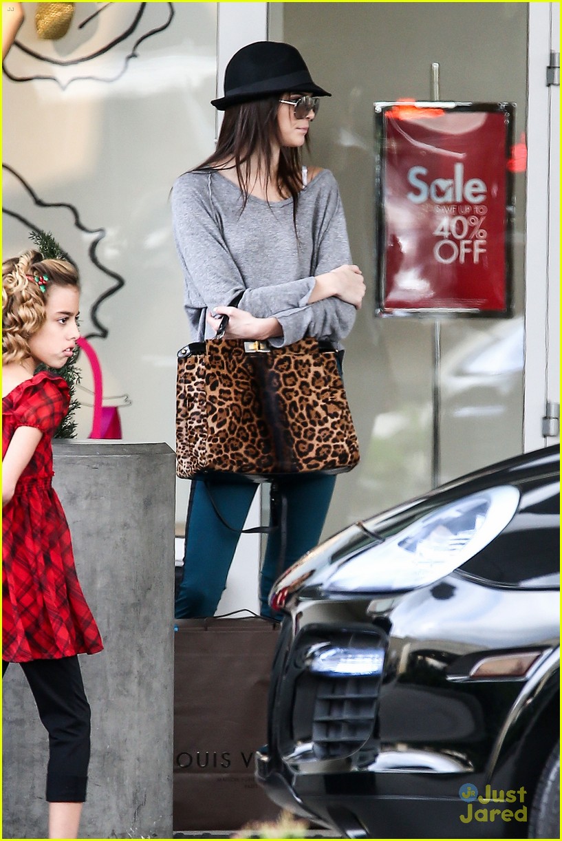 Kendall Jenner: Last Minute Holiday Shopping