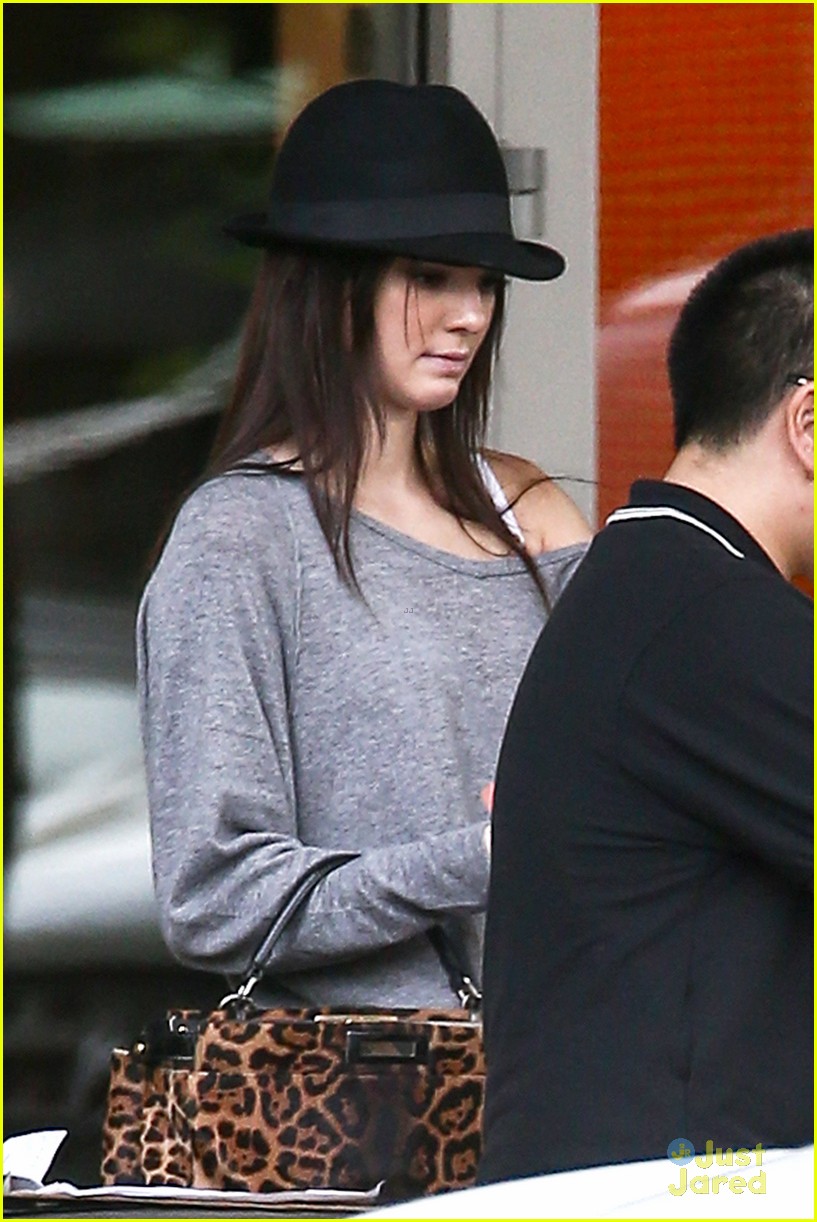 Kendall Jenner: Last Minute Holiday Shopping: Photo 520073