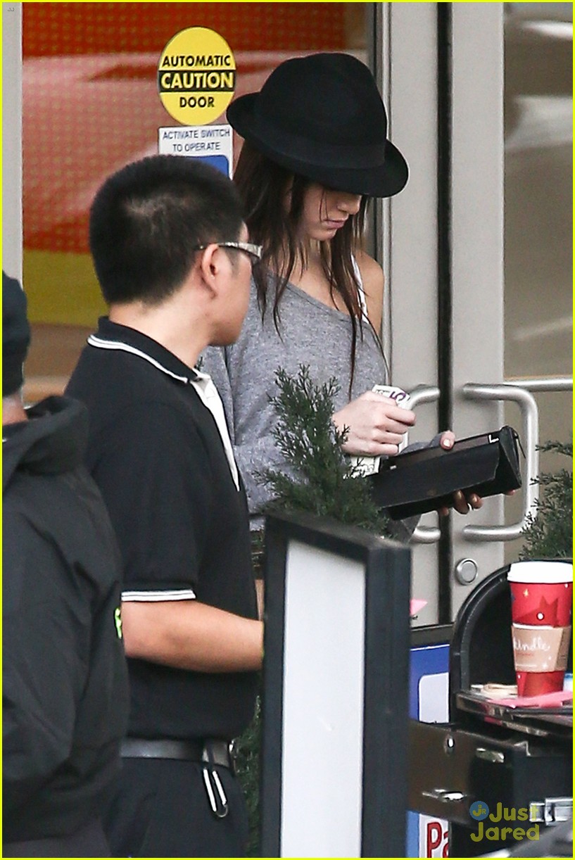 Kendall Jenner: Last Minute Holiday Shopping: Photo 520073