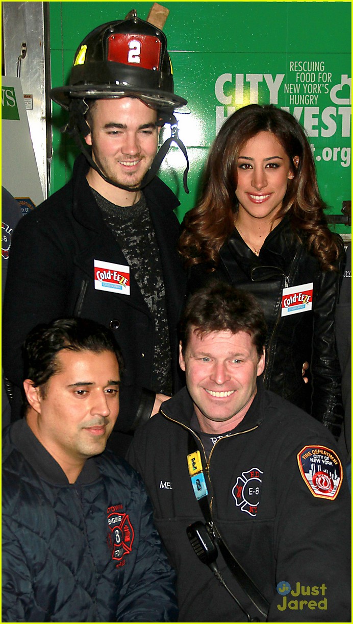 kevin danielle jonas fdny food drive 01