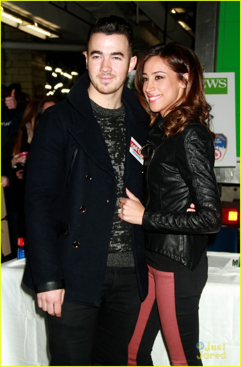 kevin danielle jonas fdny food drive 06