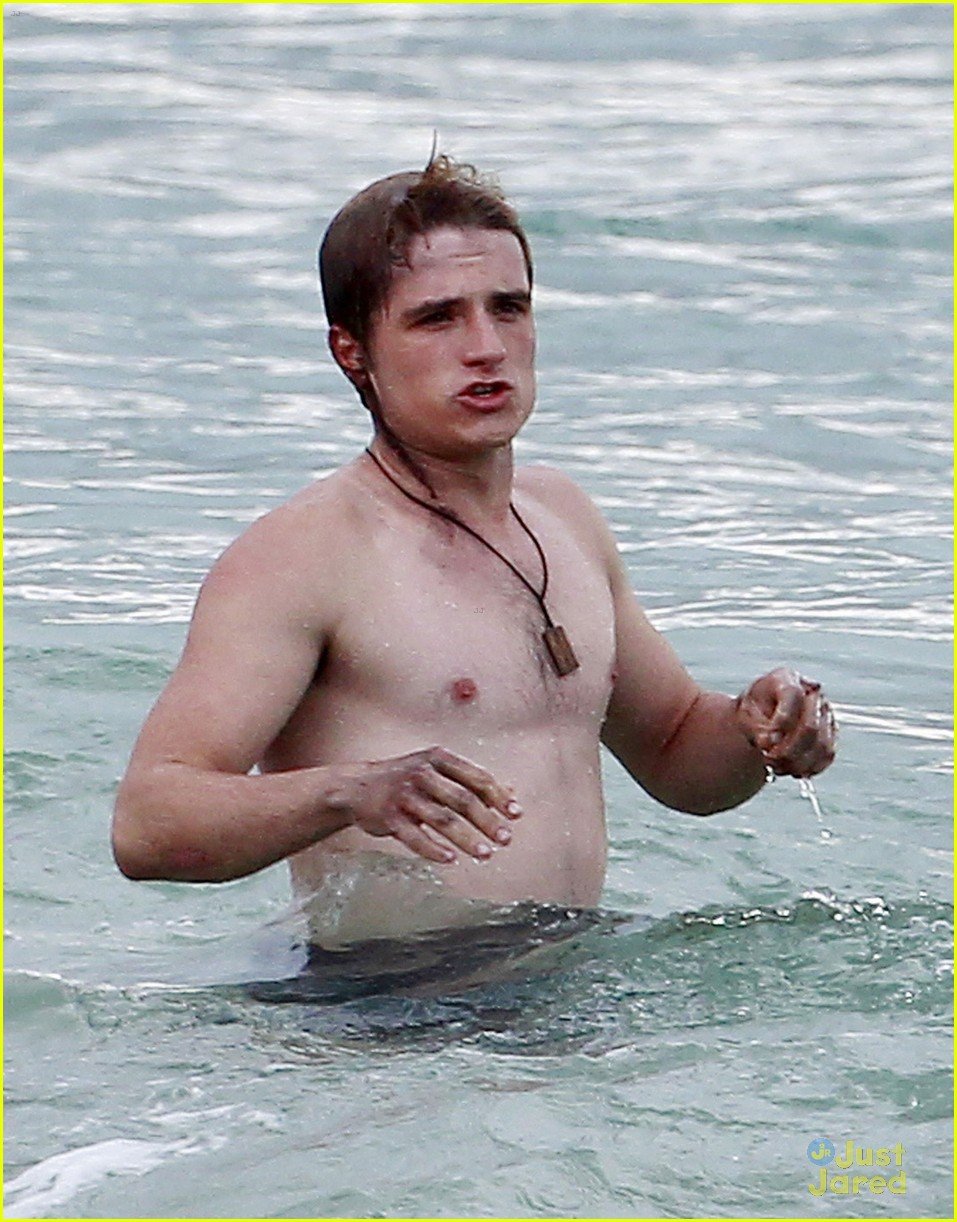 Josh Hutcherson Frisbee On The Beach Photo Photo Gallery Just Jared Jr