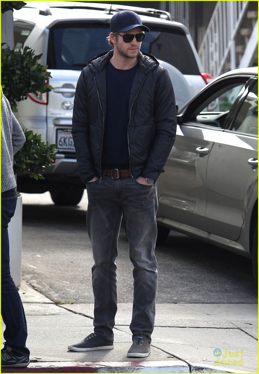 Liam Hemsworth: No Ring For Family Lunch | Photo 520758 - Photo Gallery ...