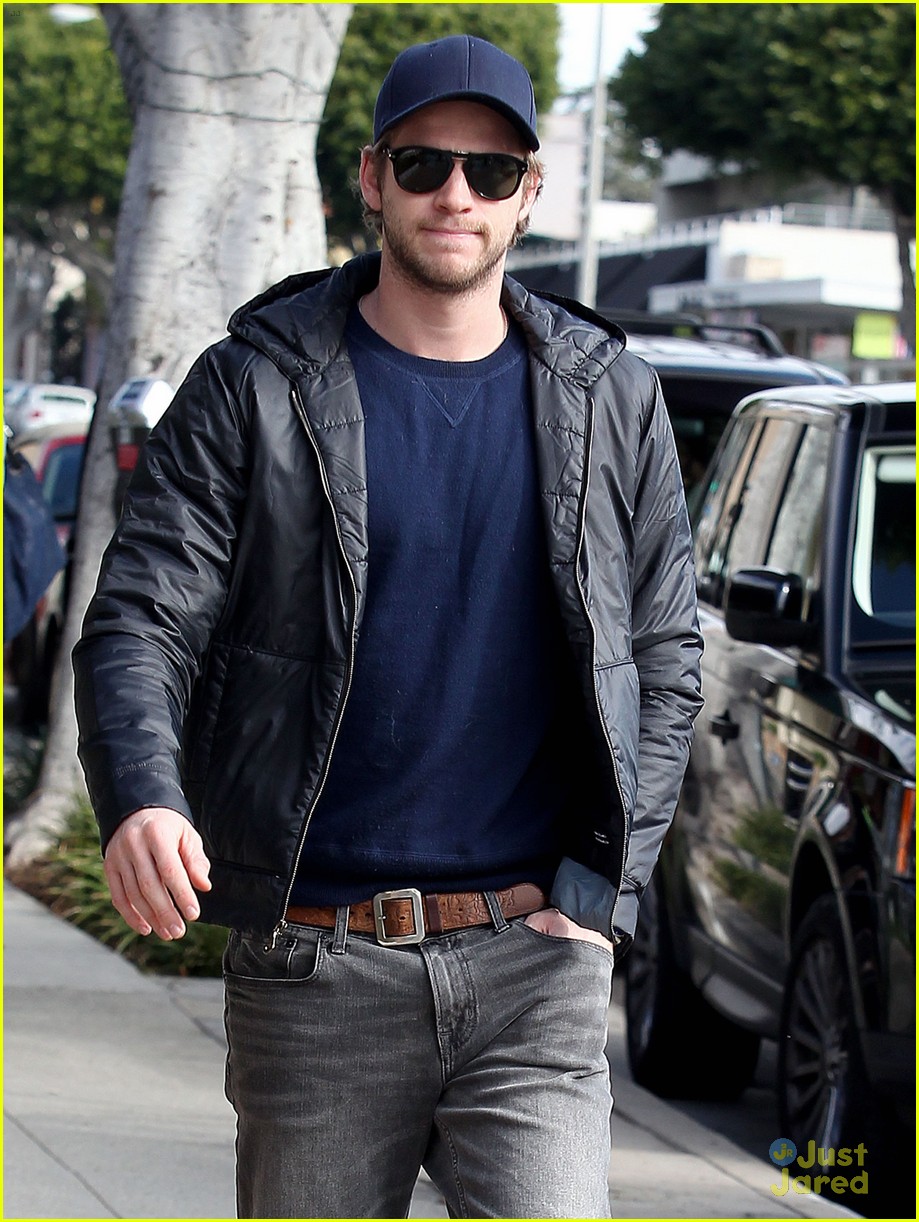 Liam Hemsworth: No Ring For Family Lunch | Photo 520760 - Photo Gallery ...