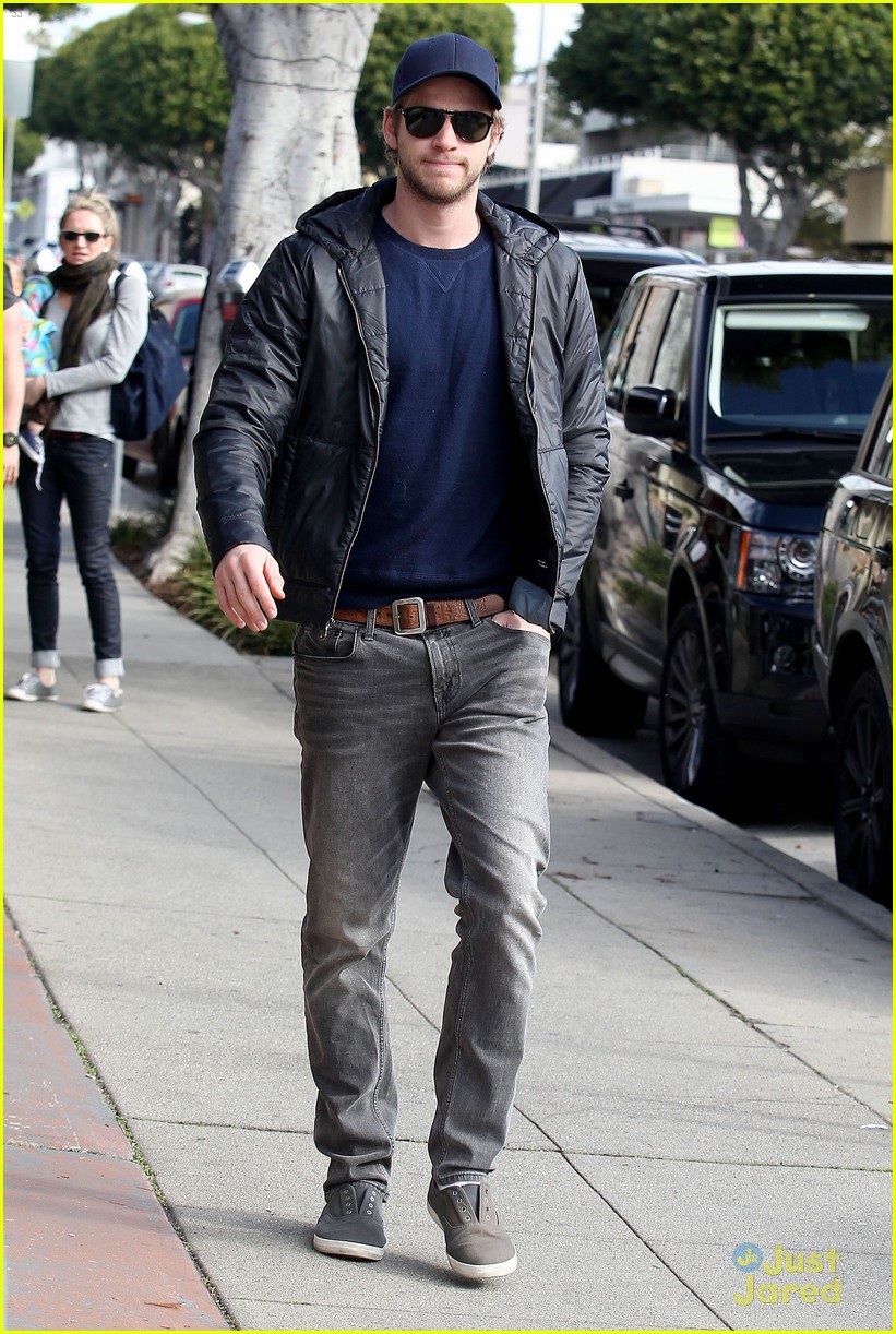 Liam Hemsworth: No Ring For Family Lunch | Photo 520767 - Photo Gallery ...