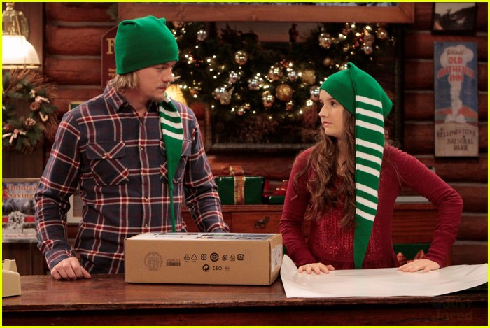 Kaitlyn Dever And Christoph Sanders Christmas Wrappers Photo 517440 Photo Gallery Just