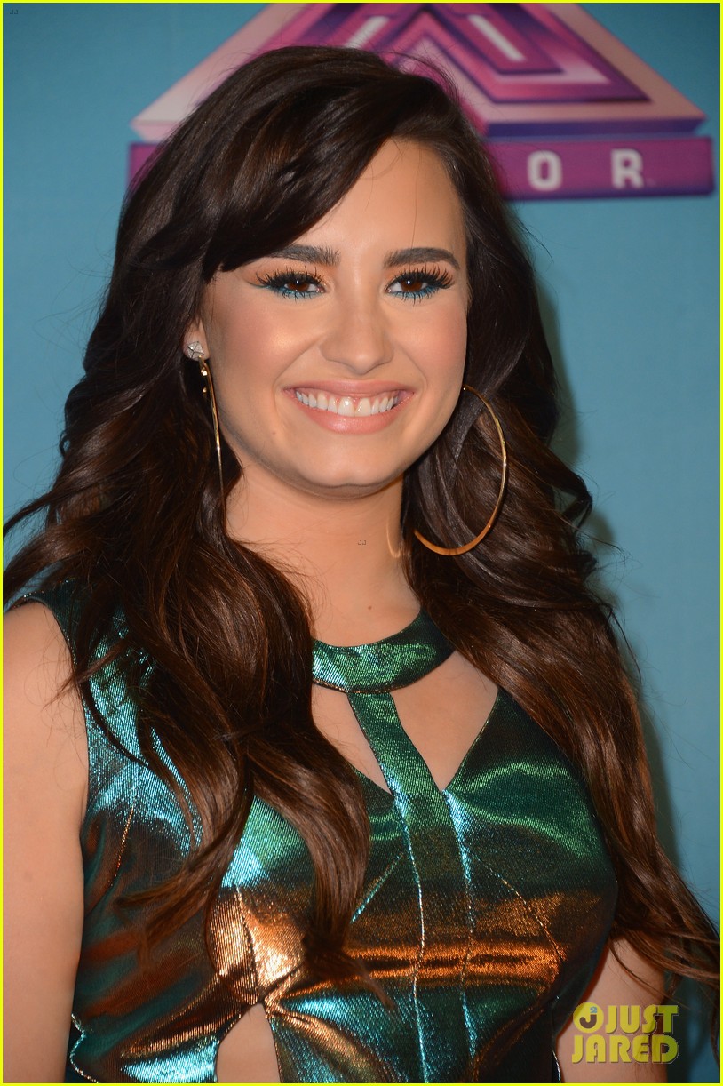 Demi Lovato: 'x Factor' Finale Carpet! 