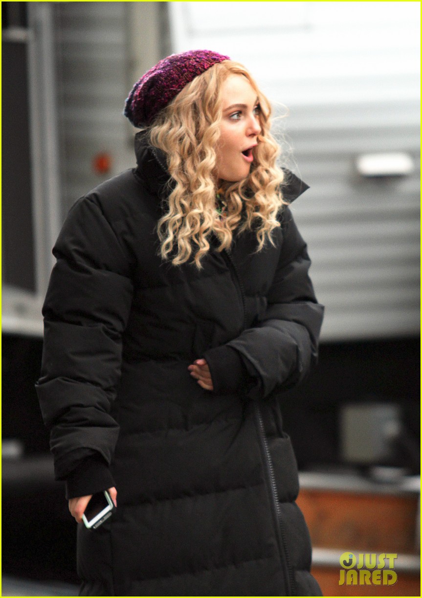 Full Sized Photo of annasophia robb the carrie diaries set 03 ...