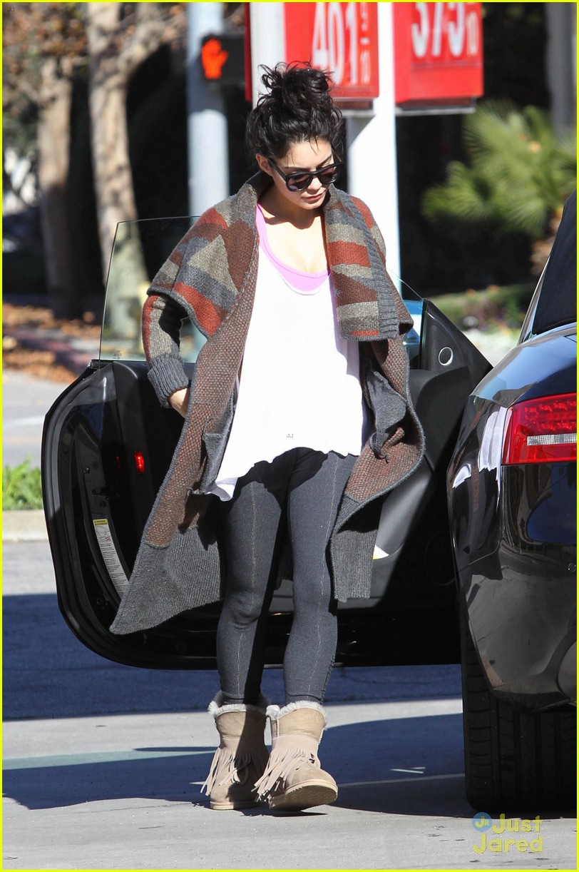 Vanessa Hudgens: Yoga Class After Christmas | Photo 520147 - Photo