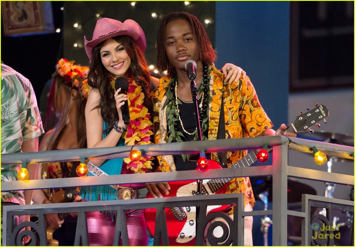 Victoria Justice & Leon Thomas Cowboy Luau on 'Victorious'! Photo