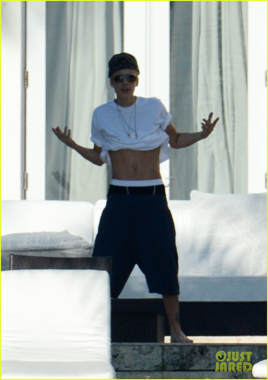 Justin Bieber Shirtless And Underwear Clad In Miami Photo 527493 Photo Gallery Just Jared Jr 3618