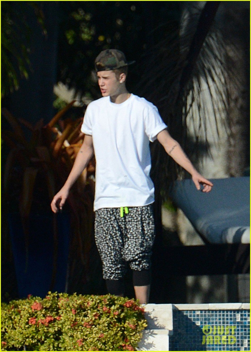 Justin Bieber Shirtless And Underwear Clad In Miami Photo 527510 Photo Gallery Just Jared Jr