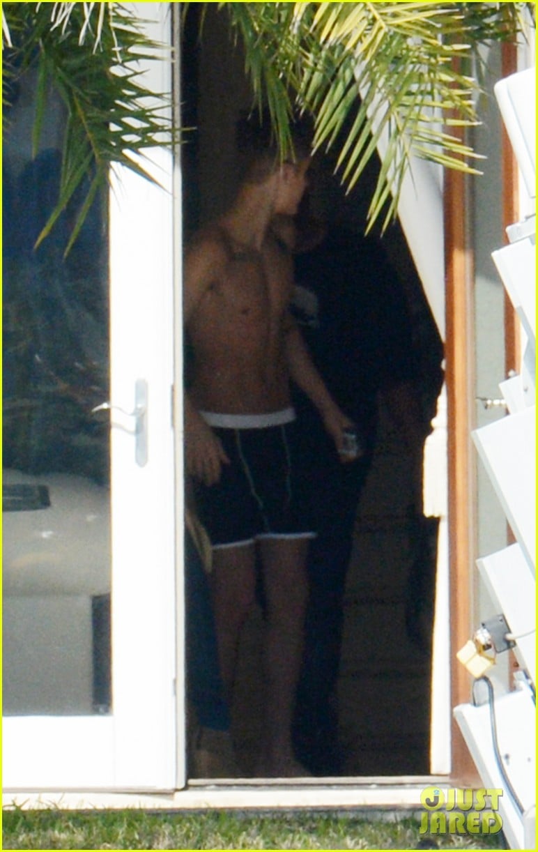 Justin Bieber Shirtless & UnderwearClad in Miami! Photo 527517