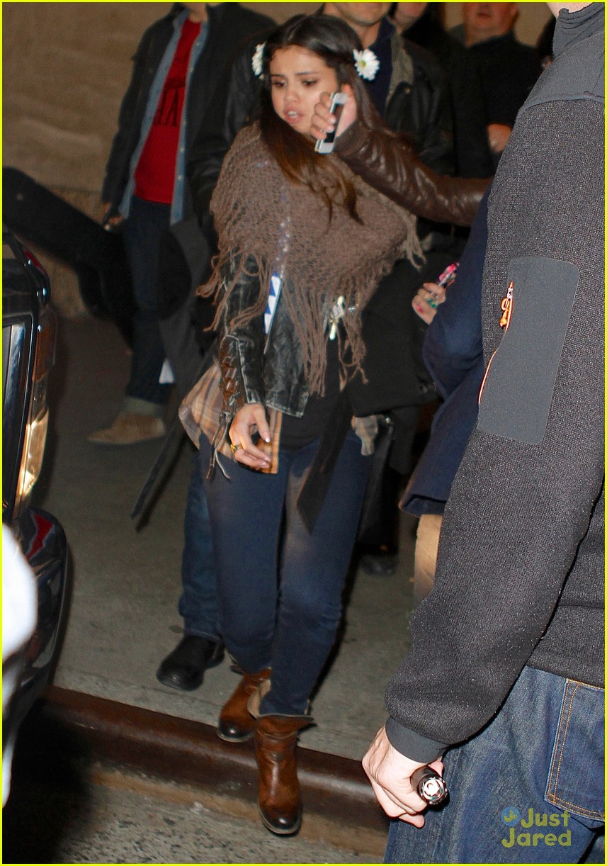 Selena Gomez Flowers In Hair for UNICEF Concert Photo 525224 Photo