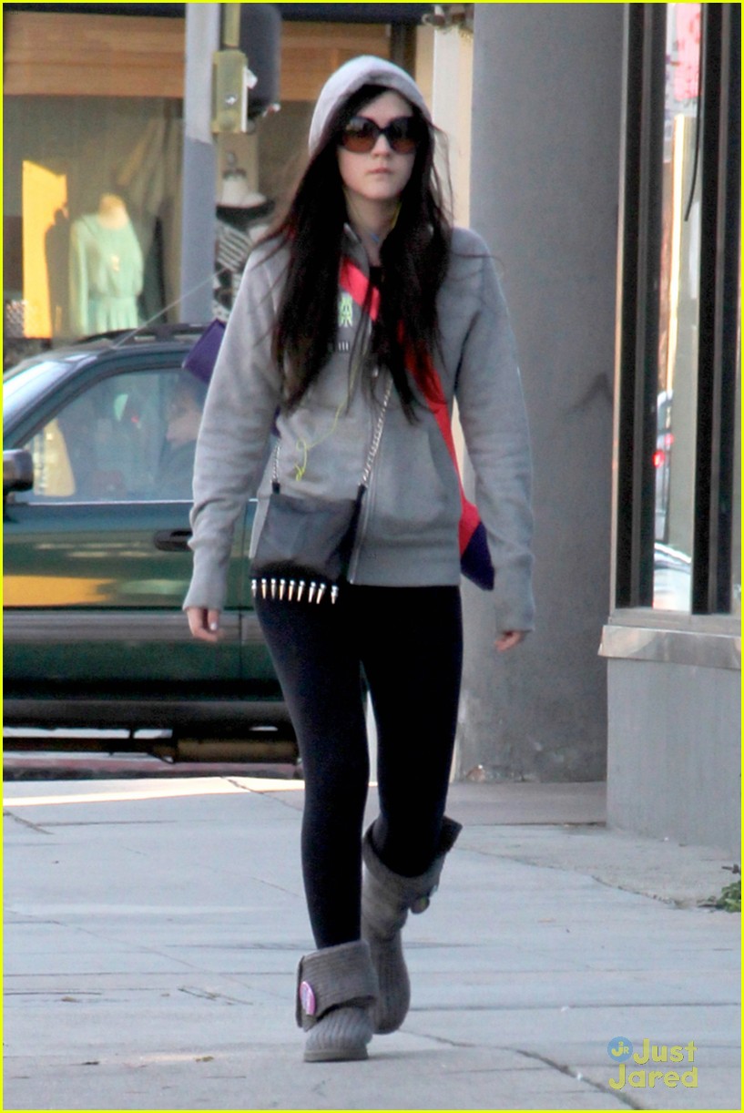 Full Sized Photo of isabelle fuhrman yoga class 08 | Isabelle Fuhrman ...