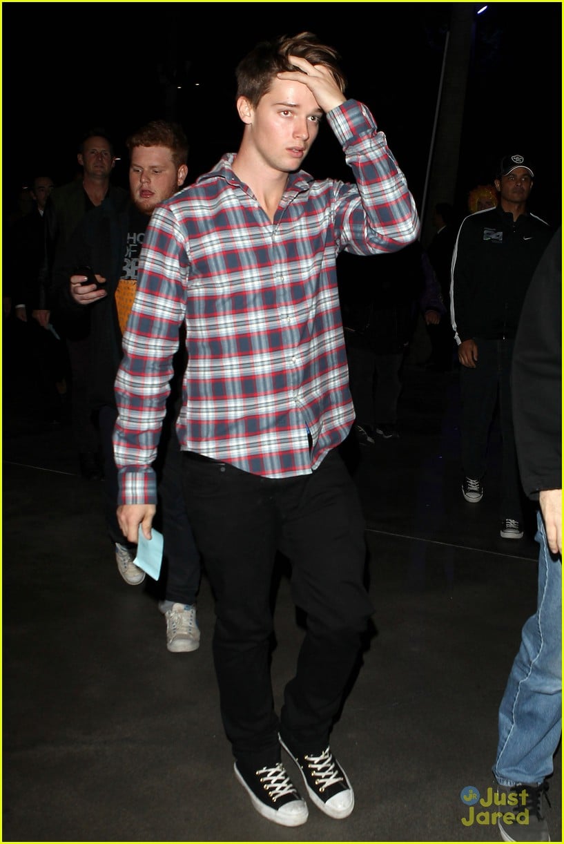 Taylor Lautner & Patrick Schwarzenegger: Lakers Game Guys | Photo ...