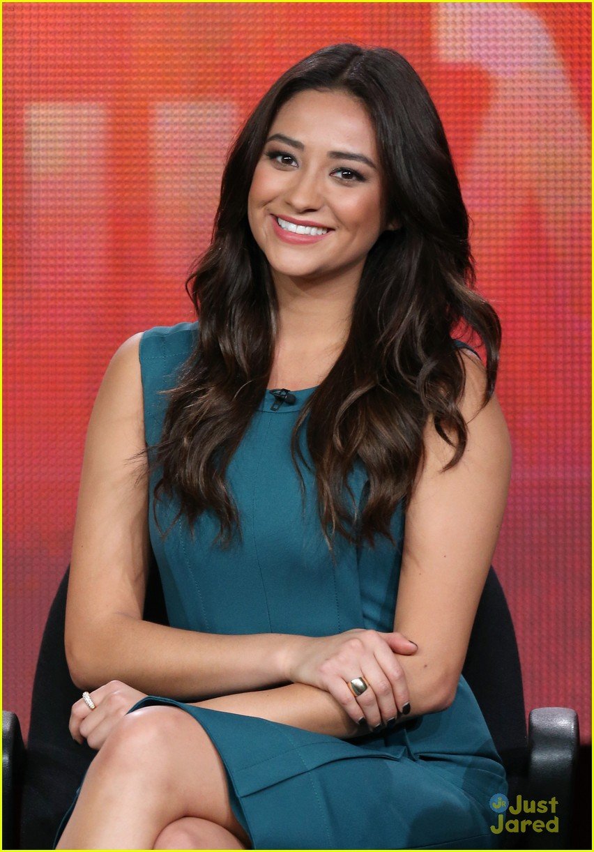 Troian Bellisario & Shay Mitchell: 'Pretty Little Liars' TCA Panel ...