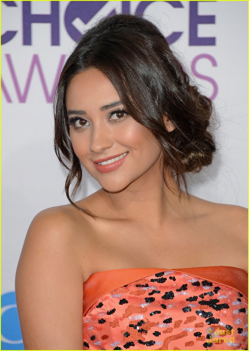 Full Sized Photo Of Shay Mitchell Pcas 2013 06 Shay Mitchell Peoples Choice Awards 2013