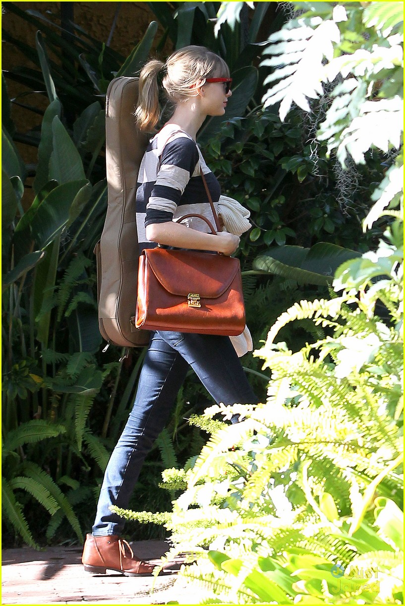 Taylor Swift: Back In The Studio After BRIT Nomination | Photo 523053