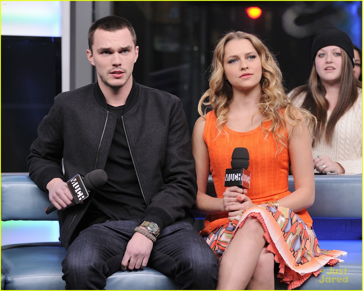 Full Sized Photo Of Teresa Palmer Nicholas Hoult Nml 01 Teresa Palmer Nicholas Hoult Warm Bodies Promo On N M L Just Jared Jr