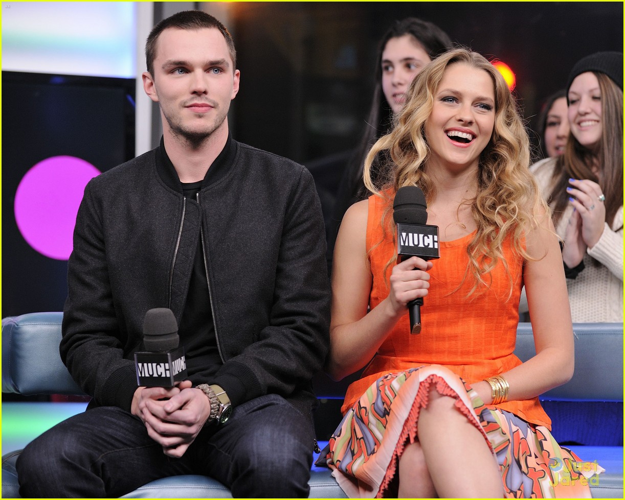 Teresa Palmer Nicholas Hoult Warm Bodies Promo On N M L Photo 525676 Nicholas Hoult Teresa Palmer Pictures Just Jared Jr