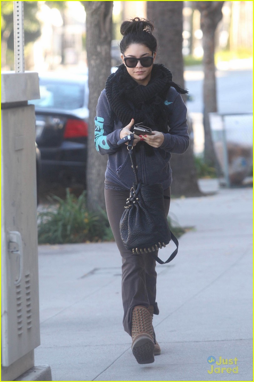 Vanessa Hudgens: Saturday Pilates Class | Photo 521349 - Photo Gallery