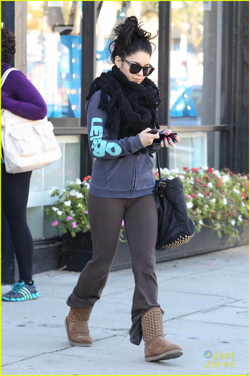 Vanessa Hudgens: Saturday Pilates Class | Photo 521351 - Photo Gallery