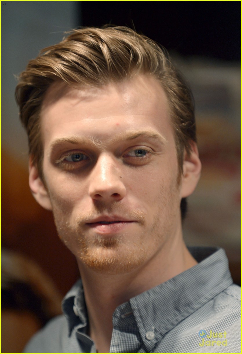 Jake Abel Max Irons The Host Book Signing With Stephenie Meyer Photo Jake Abel Max Irons Stephenie Meyer Pictures Just Jared Jr