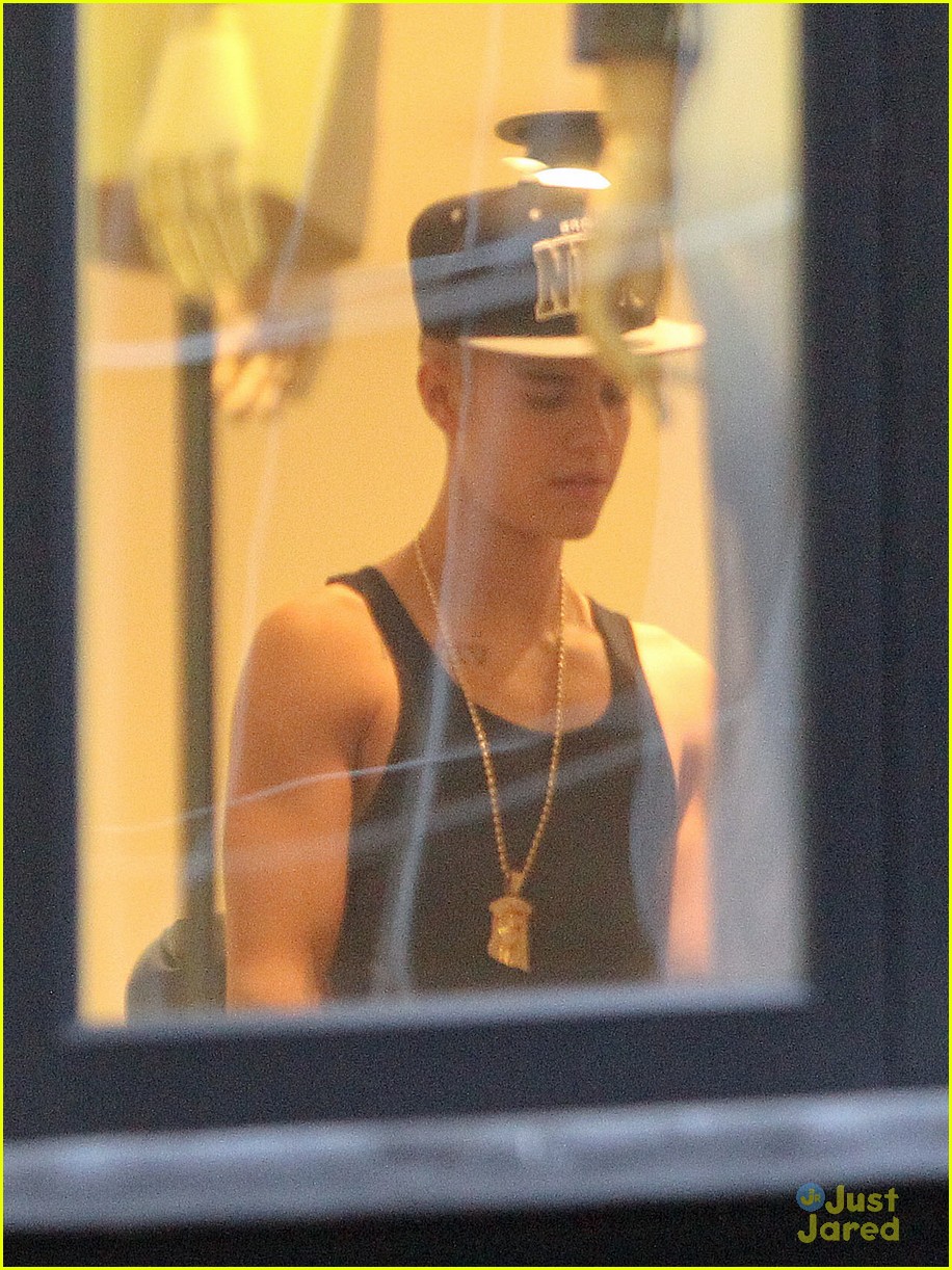 Justin Bieber Wears Gas Mask While Shopping Photo 541142 Photo Gallery Just Jared Jr