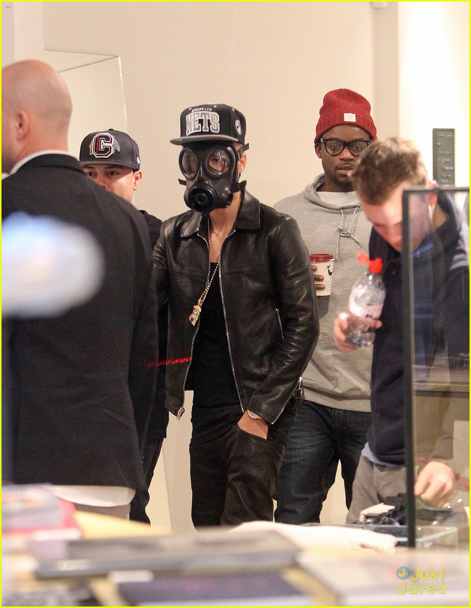 Justin Bieber Wears Gas Mask While Shopping Photo 541143 Photo Gallery Just Jared Jr