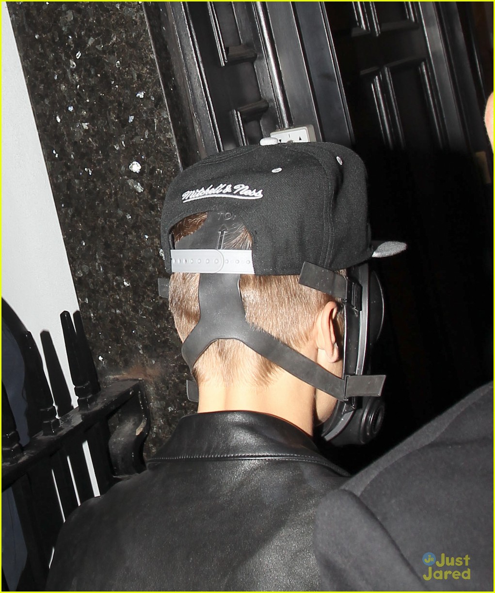 Justin Bieber Wears Gas Mask While Shopping Photo 541147 Photo Gallery Just Jared Jr