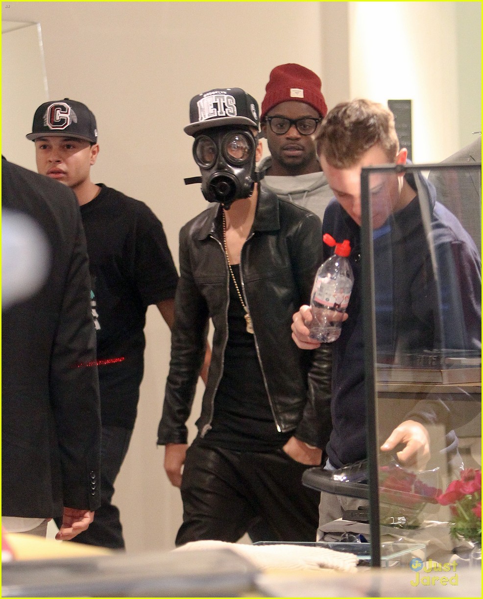 Justin Bieber Wears Gas Mask While Shopping Photo 541149 Photo Gallery Just Jared Jr